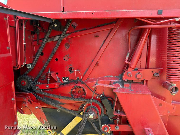 image for item FK4085 1998 New Holland 664 round baler