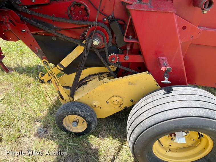 image for item FK4085 1998 New Holland 664 round baler