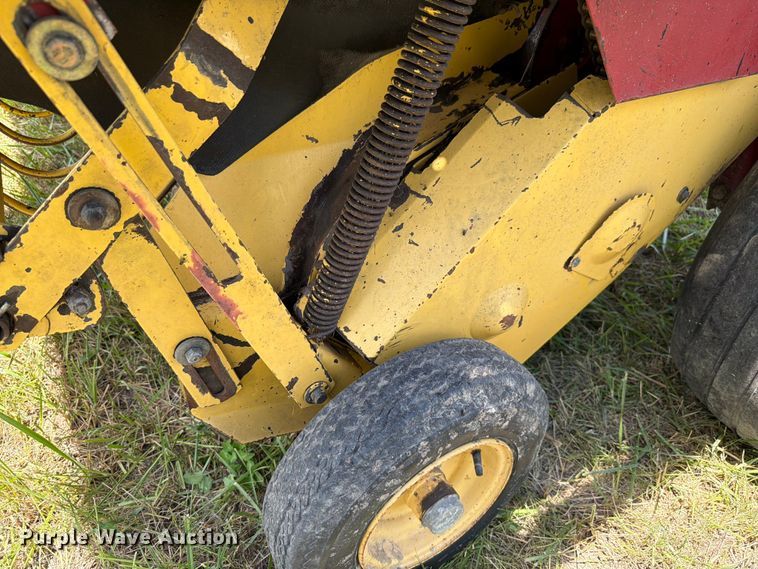 image for item FK4085 1998 New Holland 664 round baler