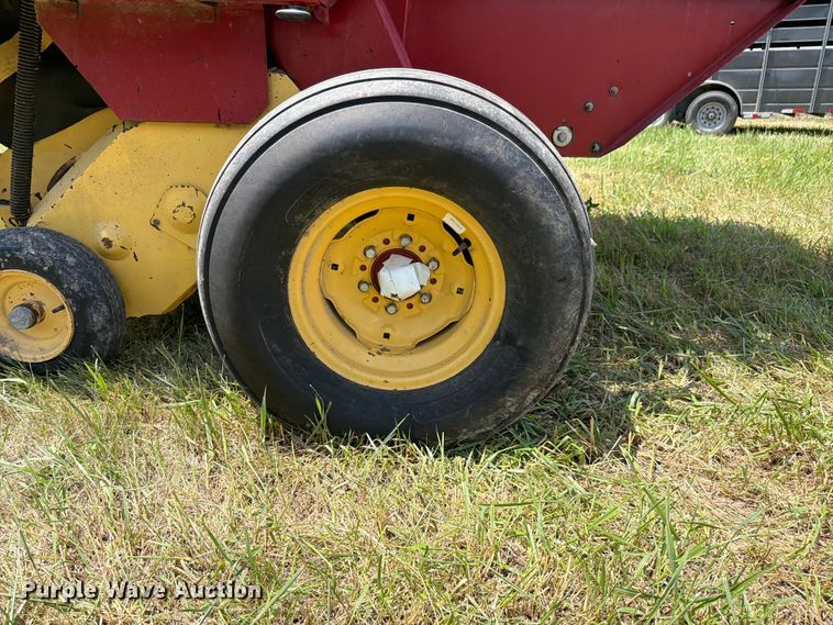 image for item FK4085 1998 New Holland 664 round baler