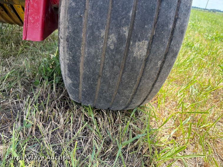 image for item FK4085 1998 New Holland 664 round baler