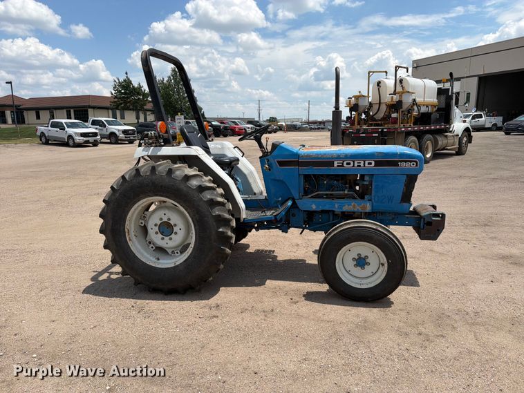 image for item MZ9720 1995 Ford 1920 tractor