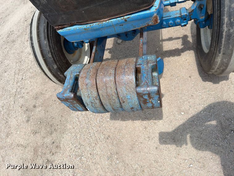 image for item MZ9720 1995 Ford 1920 tractor