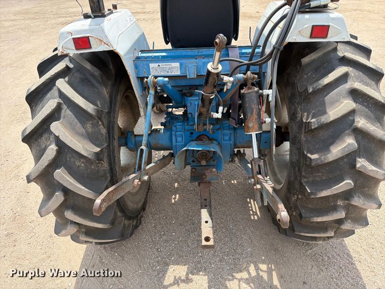 image for item MZ9720 1995 Ford 1920 tractor