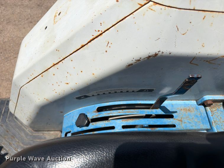 image for item MZ9720 1995 Ford 1920 tractor