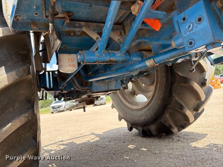image for item MZ9720 1995 Ford 1920 tractor