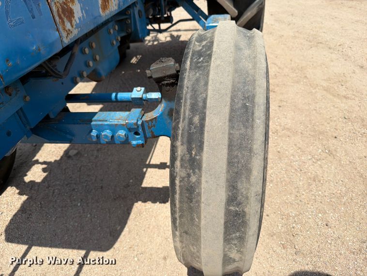 image for item MZ9720 1995 Ford 1920 tractor