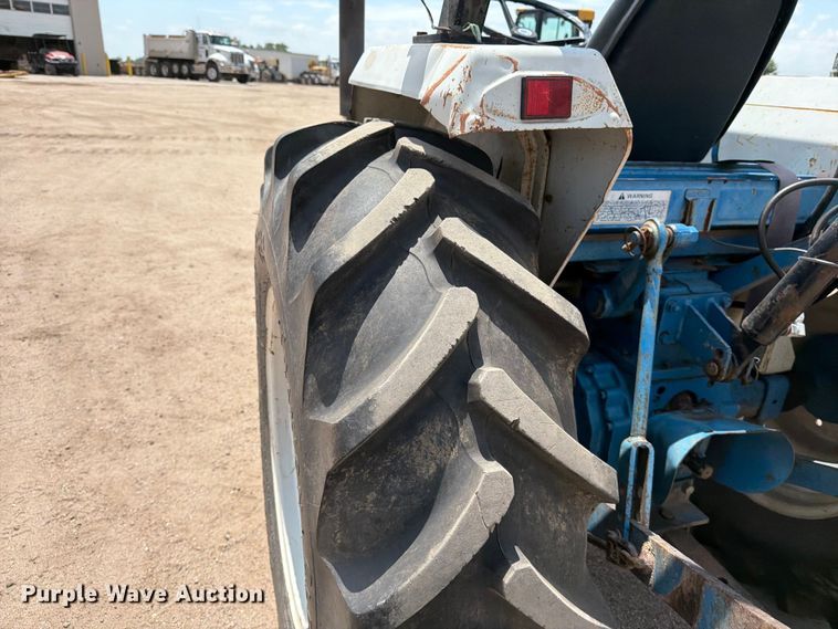 image for item MZ9720 1995 Ford 1920 tractor