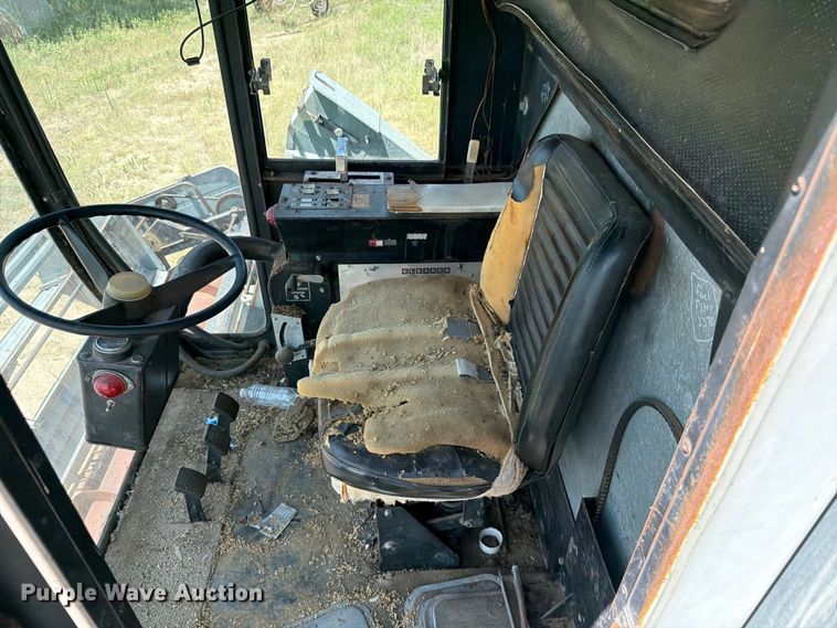 image for item MZ9738 Gleaner L combine