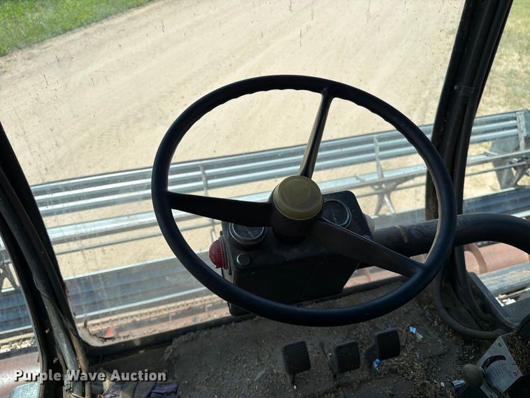 image for item MZ9738 Gleaner L combine