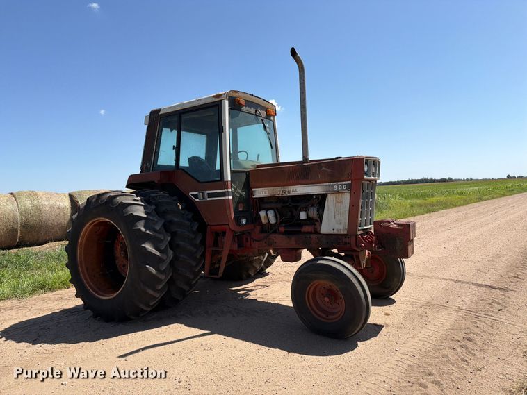 image for item MZ9739 International Harvester 986 tractor