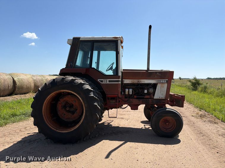 image for item MZ9739 International Harvester 986 tractor