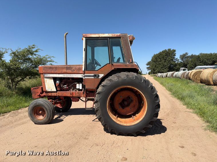 image for item MZ9739 International Harvester 986 tractor