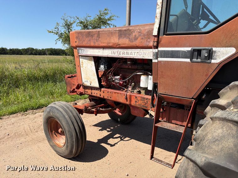 image for item MZ9739 International Harvester 986 tractor