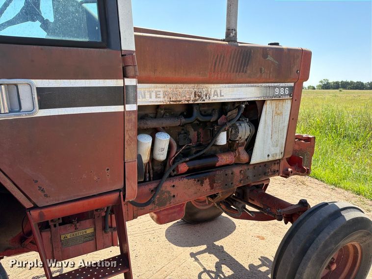 image for item MZ9739 International Harvester 986 tractor