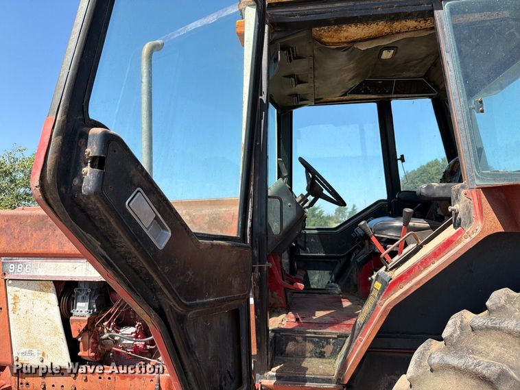 image for item MZ9739 International Harvester 986 tractor