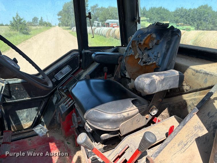 image for item MZ9739 International Harvester 986 tractor