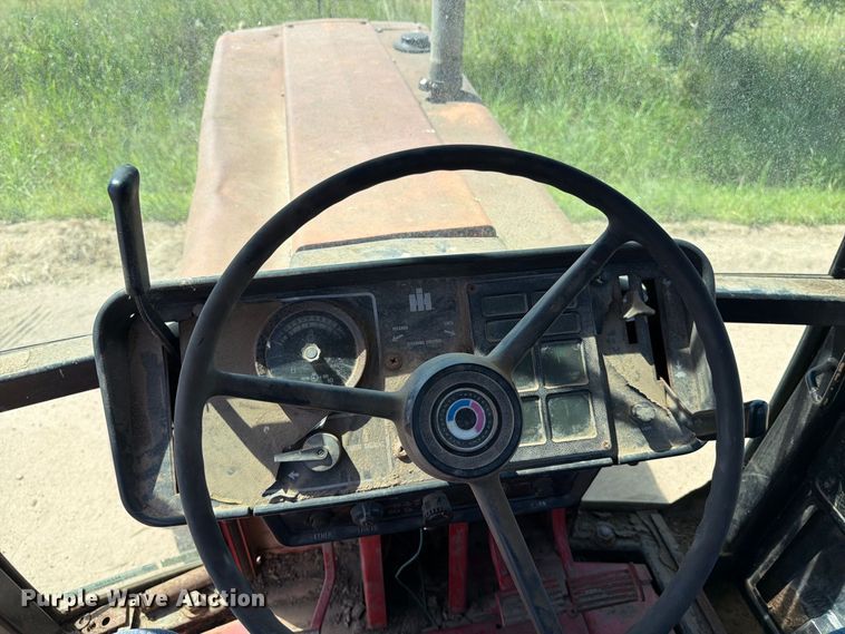 image for item MZ9739 International Harvester 986 tractor