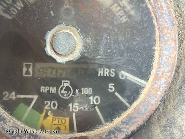 image for item MZ9739 International Harvester 986 tractor