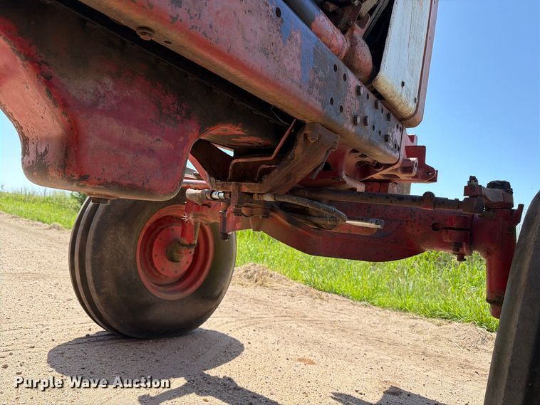image for item MZ9739 International Harvester 986 tractor