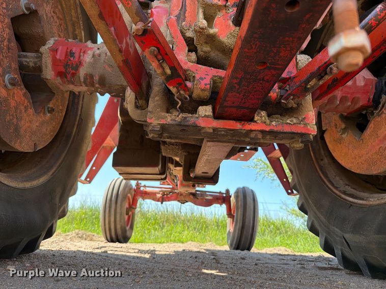 image for item MZ9739 International Harvester 986 tractor