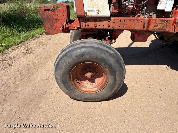 image for item MZ9739 International Harvester 986 tractor