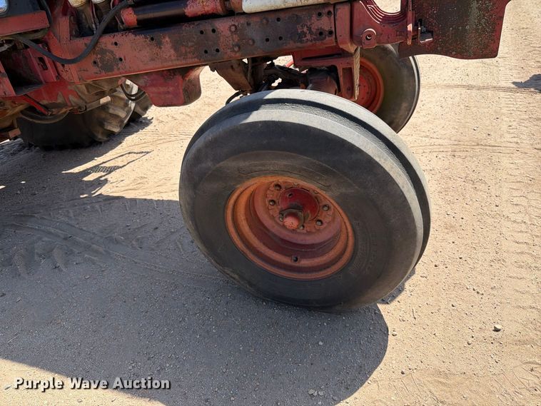 image for item MZ9739 International Harvester 986 tractor