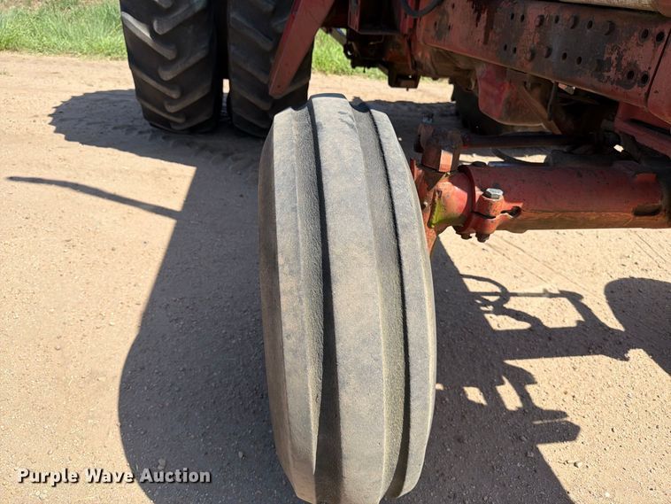 image for item MZ9739 International Harvester 986 tractor