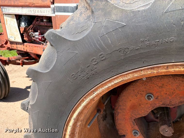 image for item MZ9739 International Harvester 986 tractor