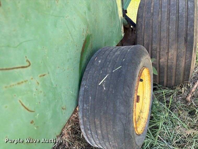image for item MZ9740 John Deere 530 round baler