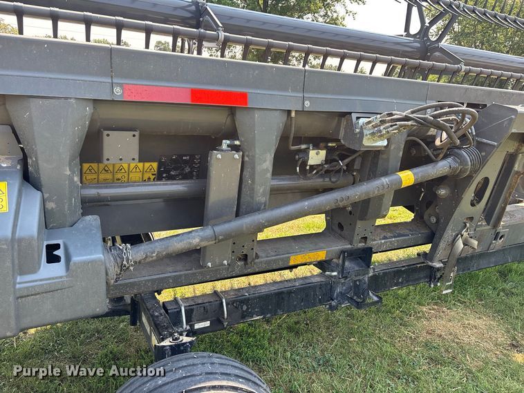 image for item YA4269 2022 Gleaner 9330 flex draper head