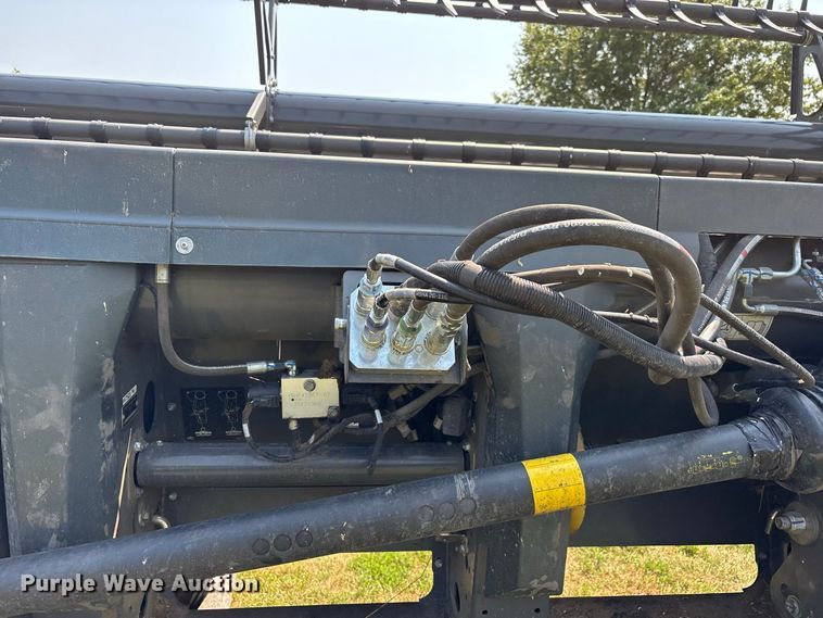 image for item YA4269 2022 Gleaner 9330 flex draper head