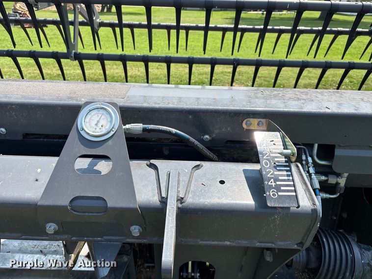 image for item YA4269 2022 Gleaner 9330 flex draper head
