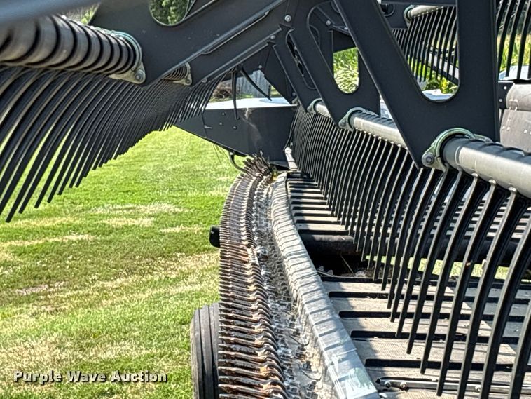 image for item YA4269 2022 Gleaner 9330 flex draper head