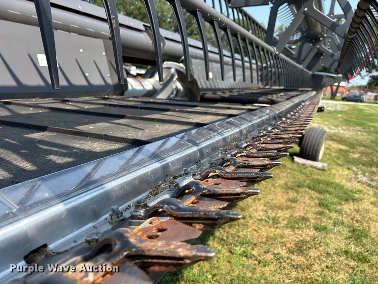 image for item YA4269 2022 Gleaner 9330 flex draper head