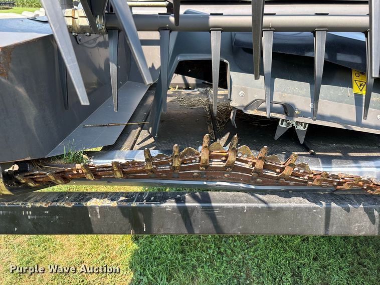 image for item YA4269 2022 Gleaner 9330 flex draper head