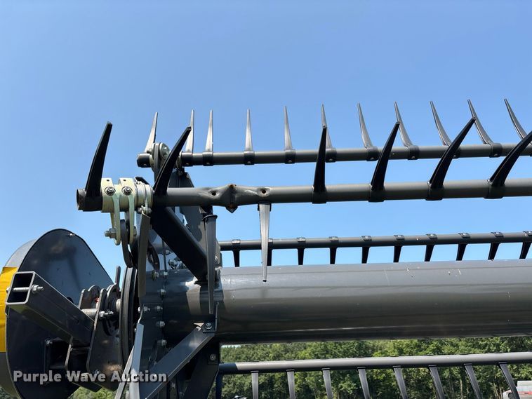 image for item YA4269 2022 Gleaner 9330 flex draper head