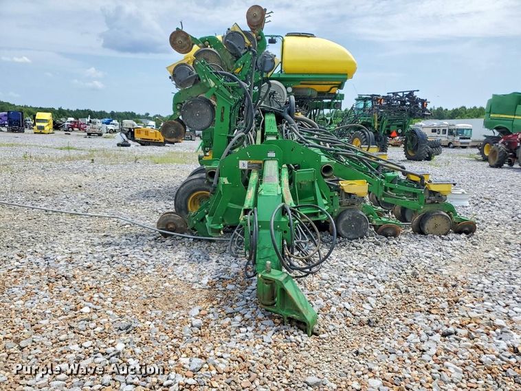 image for item YA4488 2015 John Deere 1795 split row planter