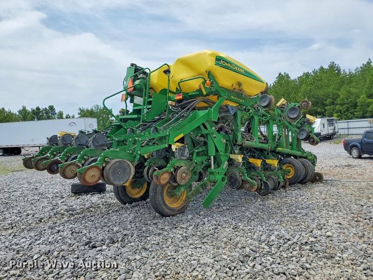 image for item YA4488 2015 John Deere 1795 split row planter