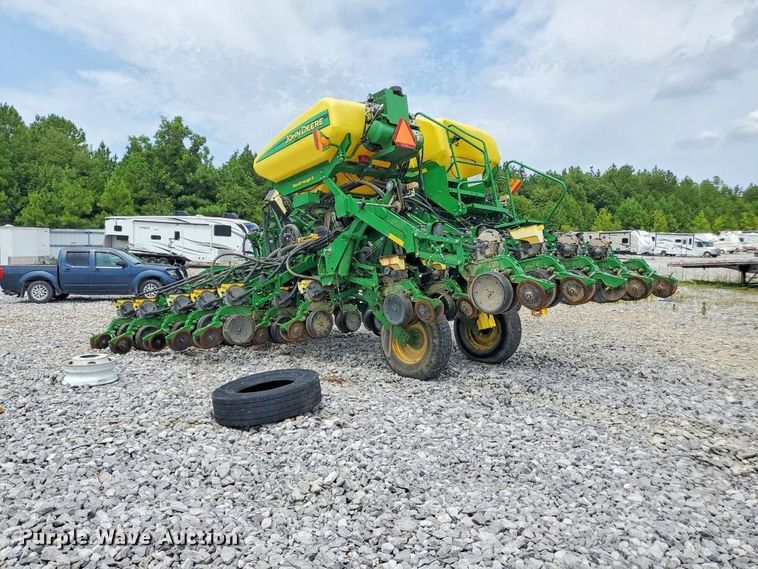 image for item YA4488 2015 John Deere 1795 split row planter