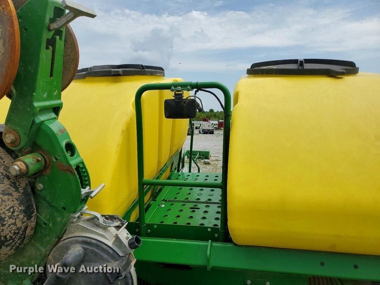 image for item YA4488 2015 John Deere 1795 split row planter