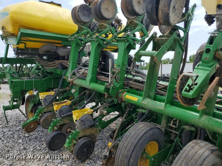 image for item YA4488 2015 John Deere 1795 split row planter