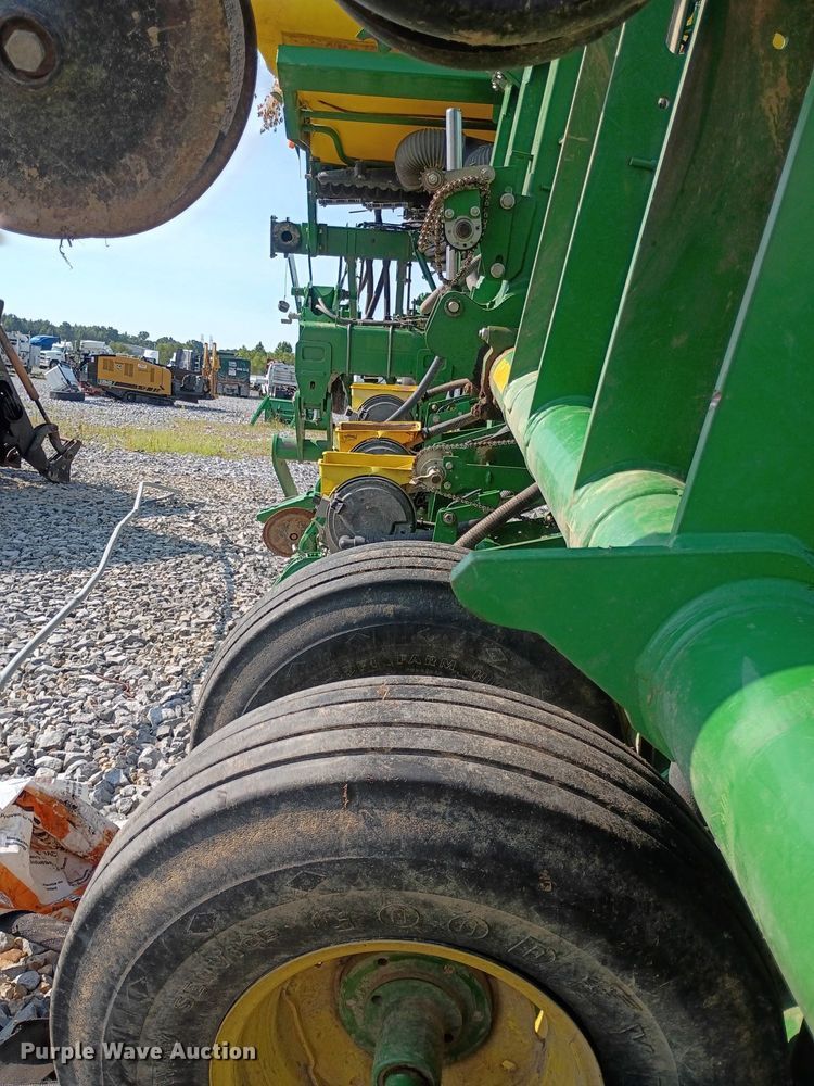 image for item YA4488 2015 John Deere 1795 split row planter