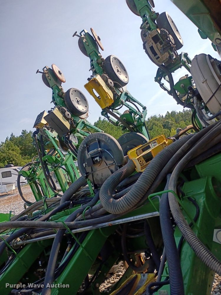 image for item YA4488 2015 John Deere 1795 split row planter