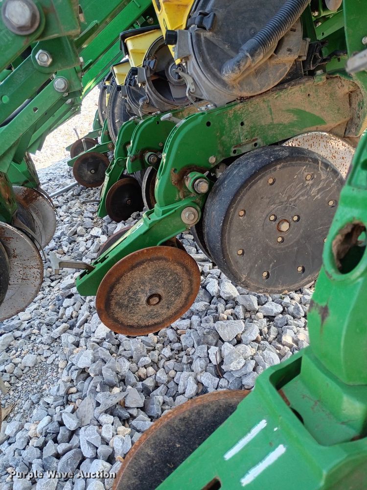 image for item YA4488 2015 John Deere 1795 split row planter
