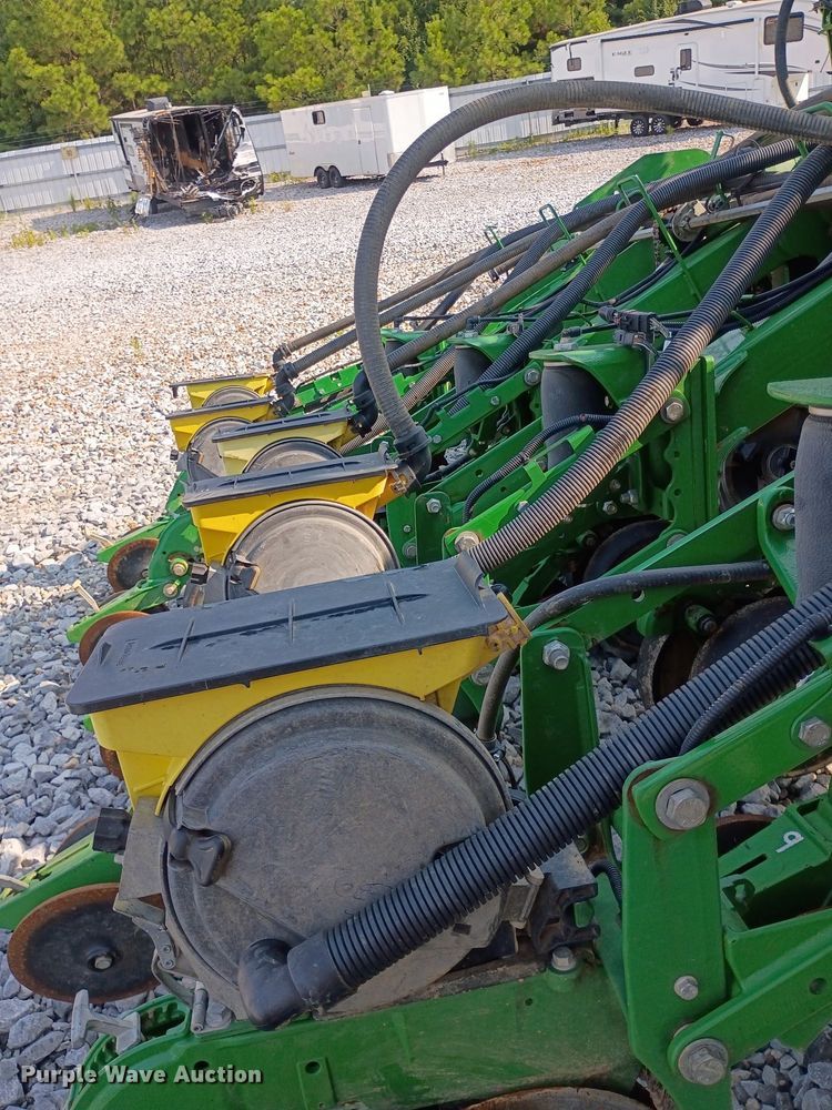image for item YA4488 2015 John Deere 1795 split row planter