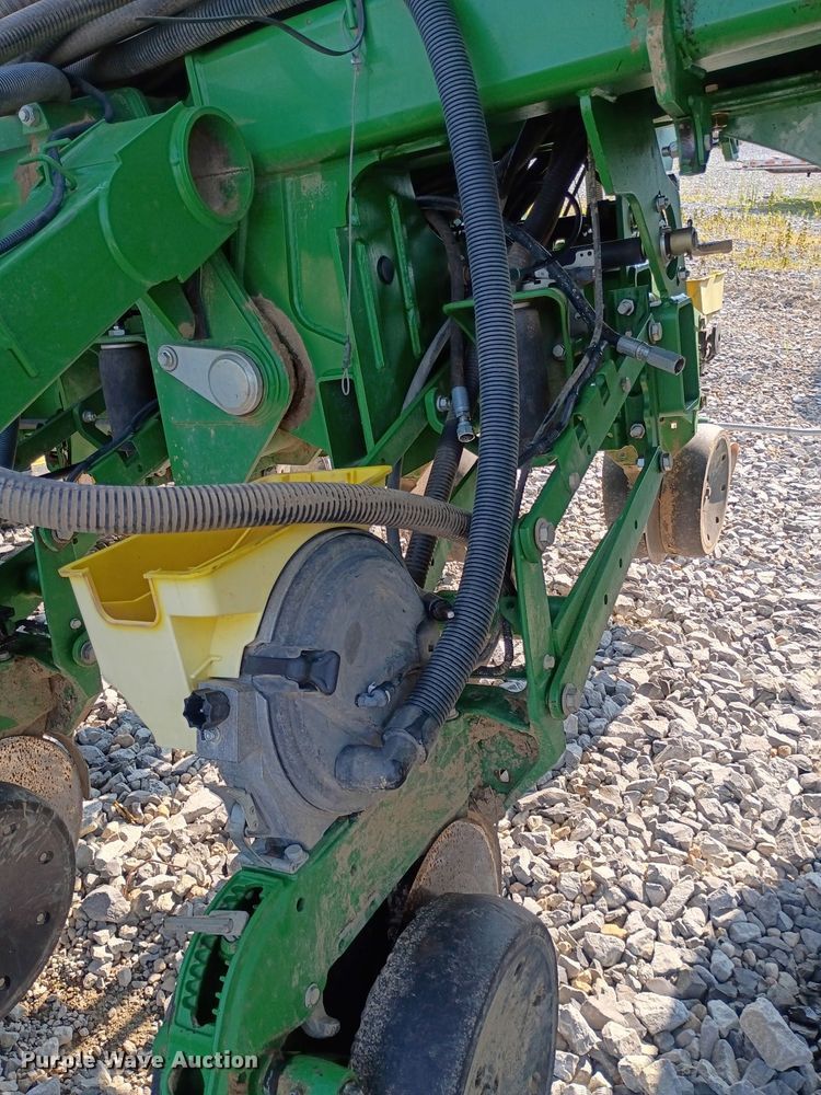 image for item YA4488 2015 John Deere 1795 split row planter