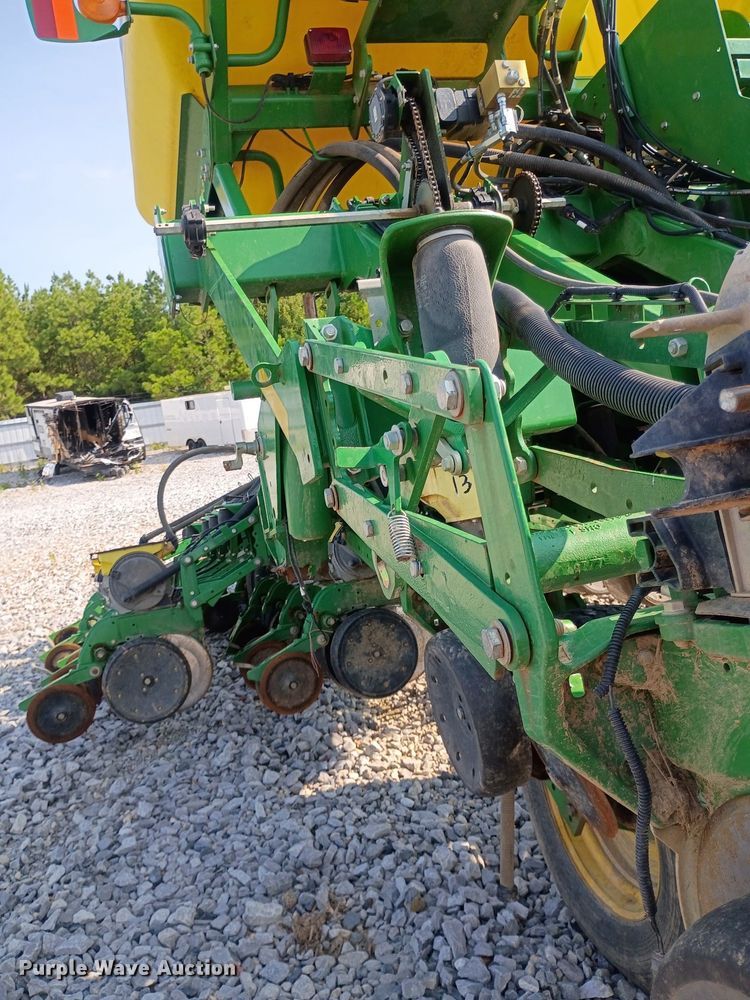 image for item YA4488 2015 John Deere 1795 split row planter