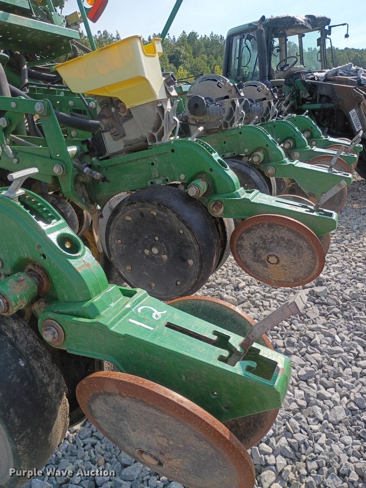 image for item YA4488 2015 John Deere 1795 split row planter