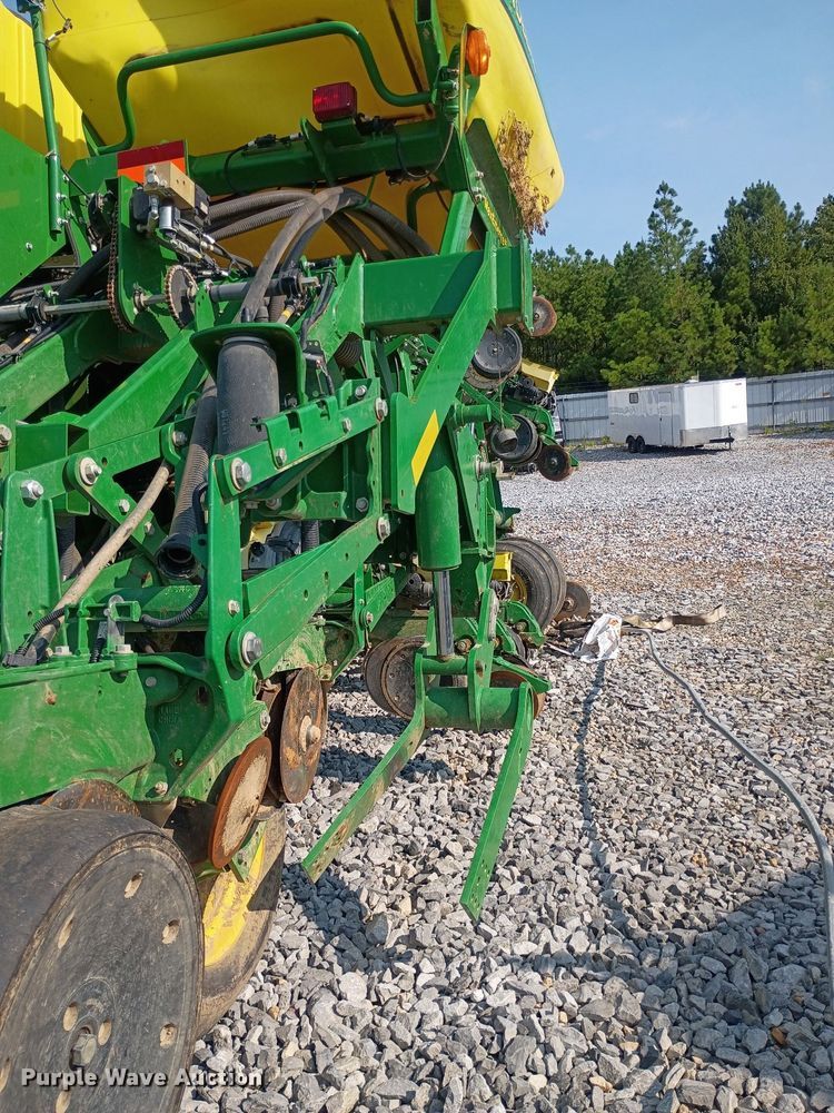 image for item YA4488 2015 John Deere 1795 split row planter